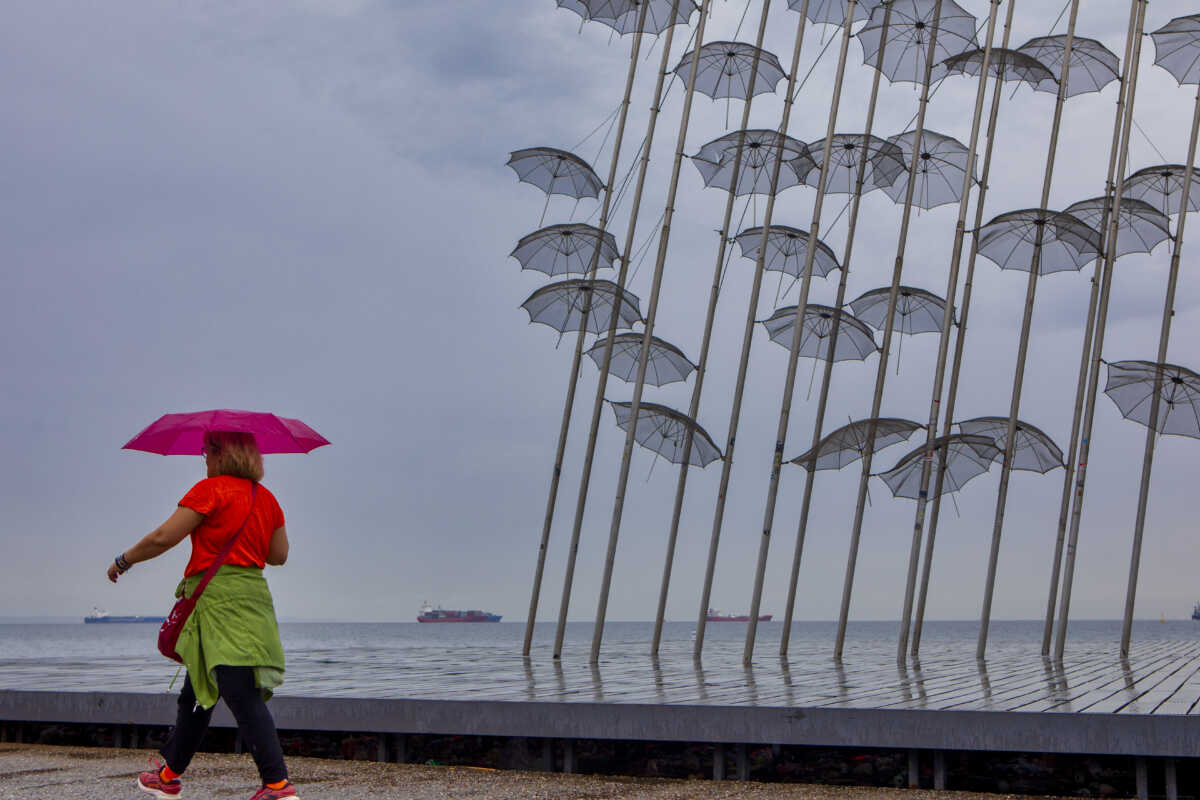 Καιρός: Βουτιά της θερμοκρασίας έως 10°C από το βράδυ της Κυριακής – Ισχυροί άνεμοι και επικίνδυνες καταιγίδες