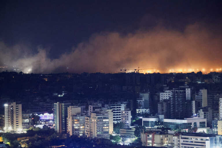 Ανελέητο ισραηλινό «σφυροκόπημα» από γη και αέρα στο Λίβανο: Εκρήξεις που κάνουν τη νύχτα μέρα και φόβοι για κλιμάκωση