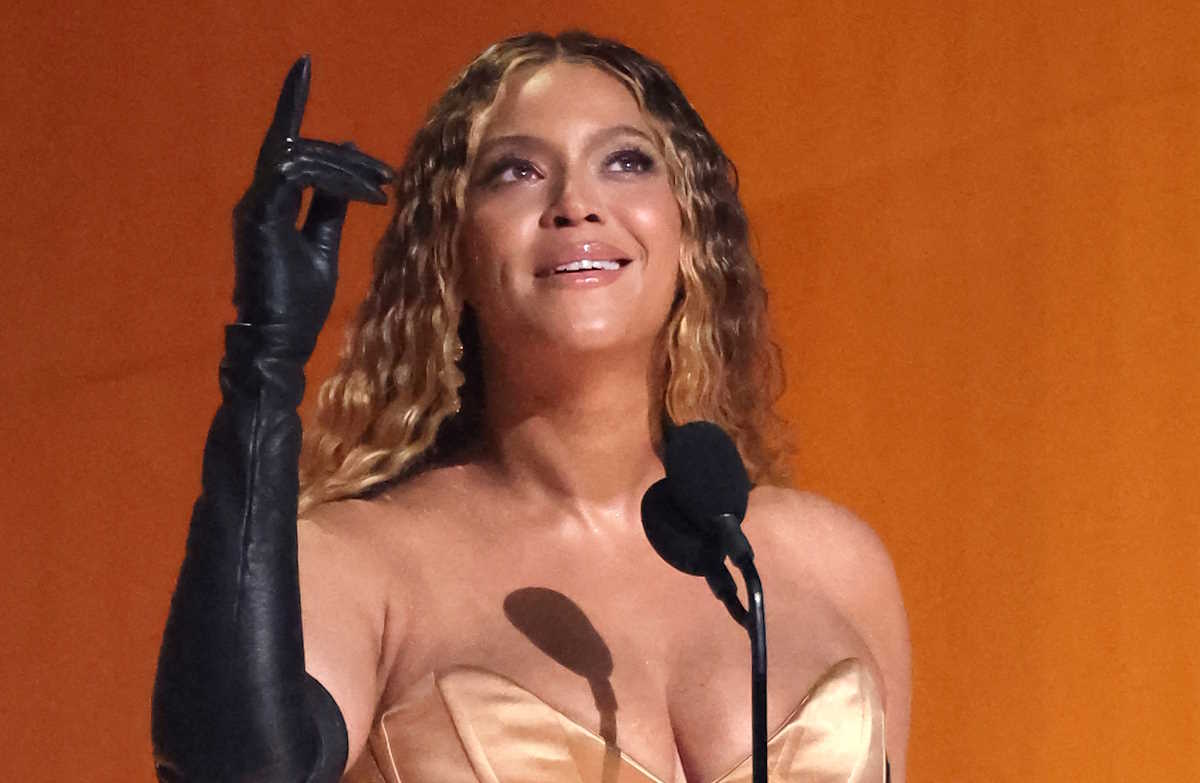 FILE PHOTO: Beyonce accepts the award for Best Dance