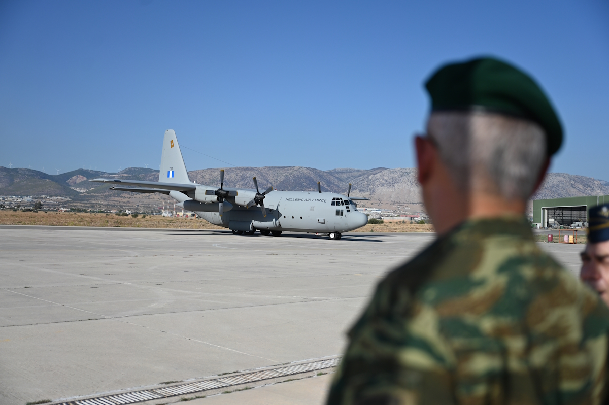 Έφτασε στην Ελευσίνα το C-130 με τους 22 Έλληνες υπηκόους που έφυγαν από το Λίβανο – Πλάνα από την αποβίβαση