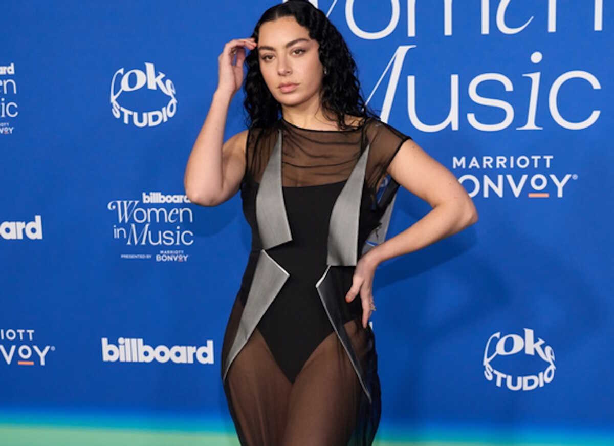 Η μυστική ταινία της Charli XCX για την εκρηκτική σχέση δύο γυναικών – Τα πρώτα γυρίσματα στην Πολωνία