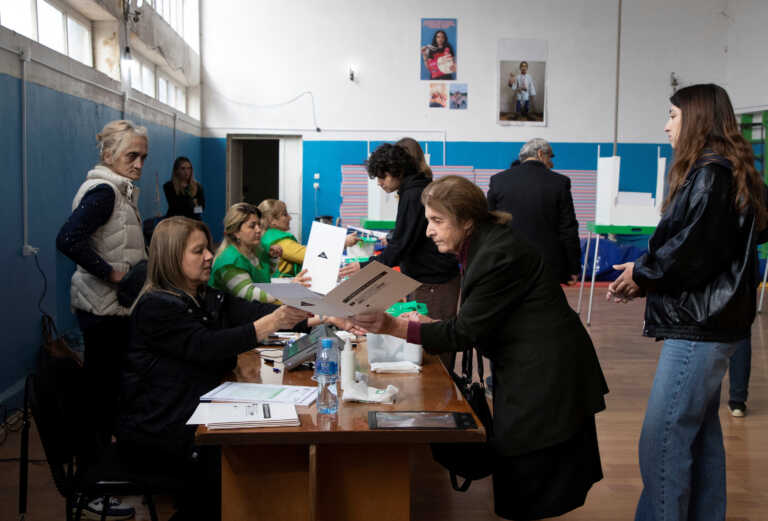 Καταγγελίες για βία στις εκλογές της Γεωργίας - Το αποτέλεσμα θα κρίνει αν θα στραφεί στην ΕΕ ή στη Ρωσία