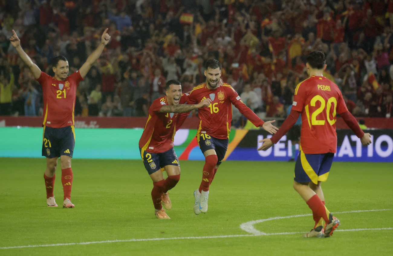 Soccer Football - UEFA Nations League - Group A4 - Spain v Serbia - Estadio Municipal Nuevo El Arcangel, Cordoba, Spain - October 15, 2024 Spain's Alex Baena celebrates scoring their third goal with Pedro Porro and teammates REUTERS