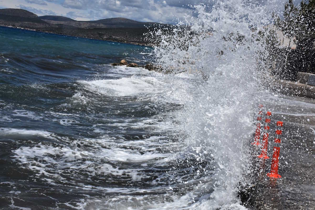 Καιρός αύριο: Θυελλώδεις βόρειοι άνεμοι και νέα πτώση της θερμοκρασίας – Πού θα ρίξει βροχές