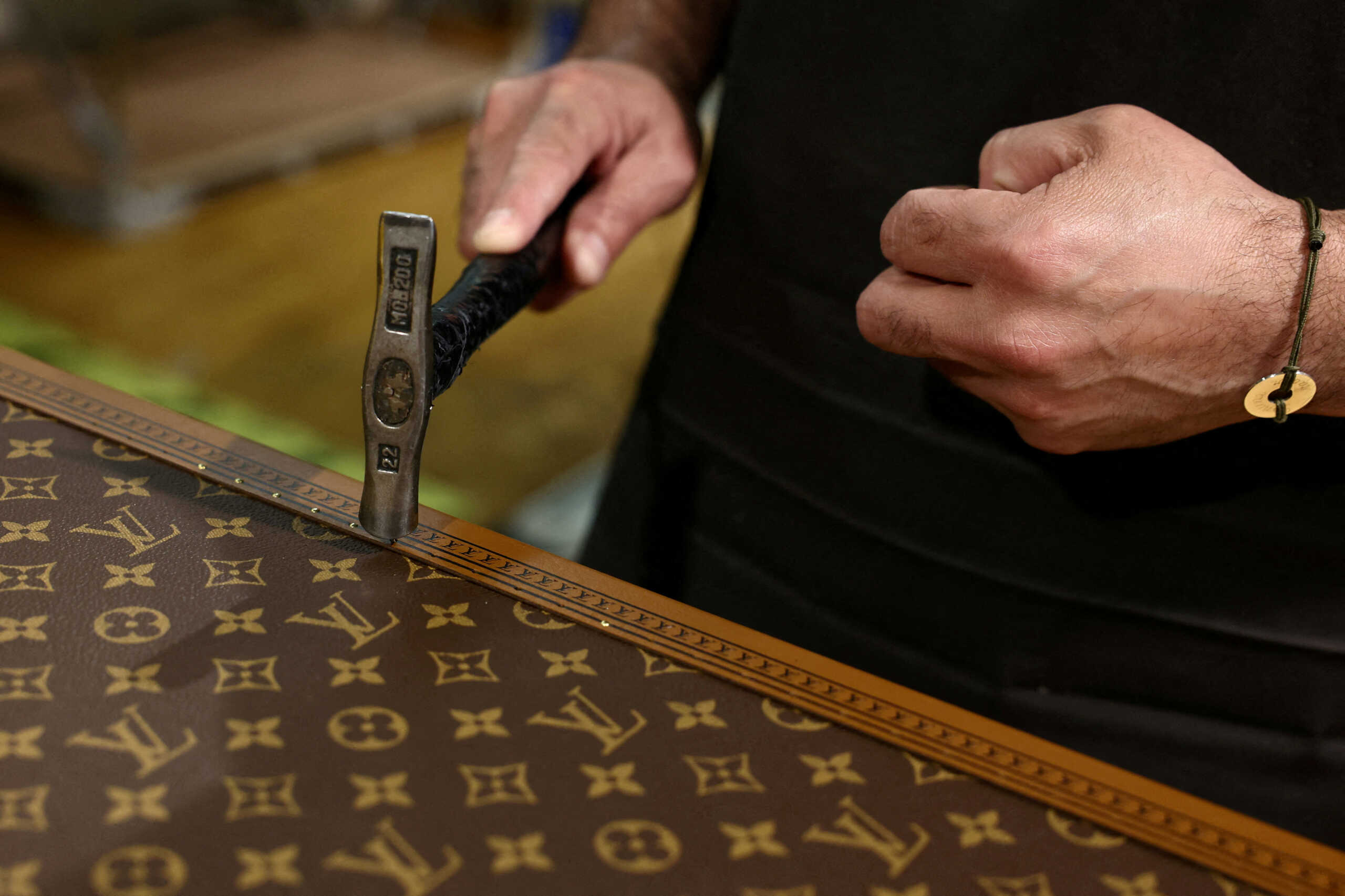 Louis Vuitton: Πληρωμή έως και 800 εκατ. ευρώ για την ελάφρυνση του δημόσιου χρέους της Γαλλίας