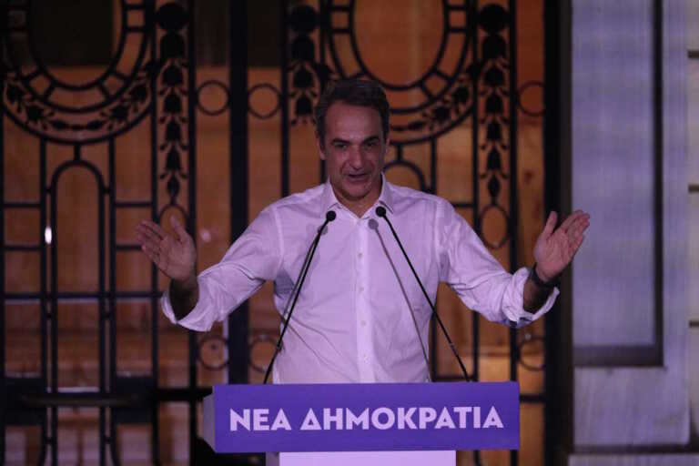 Μητσοτάκης από Ρηγίλλης: «Σας καλώ να τιμήσετε όλους τους αρχηγούς παρόντες και απόντες – Πάμε για άλλη μία θητεία»