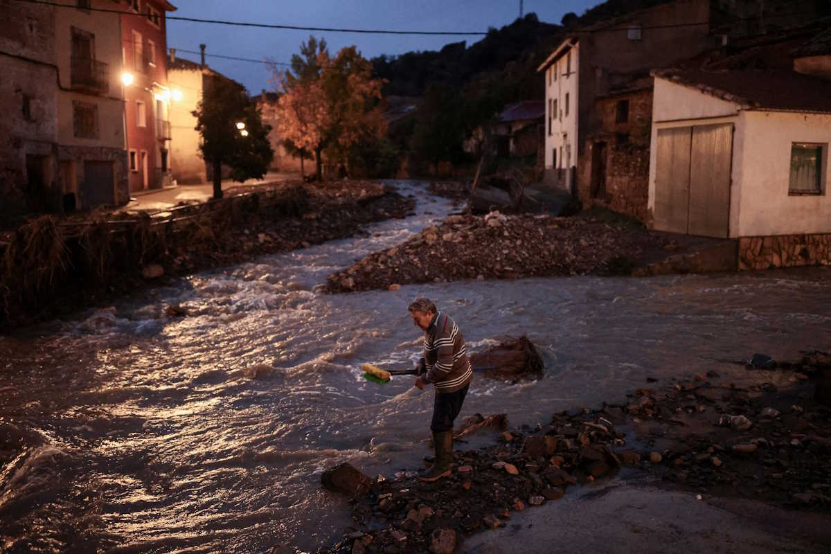 Ισπανία: Έλληνες κάτοικοι της Βαλένθια συγκλονίζουν με τις περιγραφές τους – «Βγάζουν πτώματα το ένα μετά το άλλο»