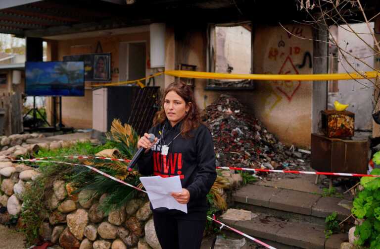 Όμηρος της Χαμάς συγκλονίζει περιγράφοντας τα βασανιστήριά της: «Με βίασαν, με κρέμασαν ανάποδα, με ξυλοκόπησαν»