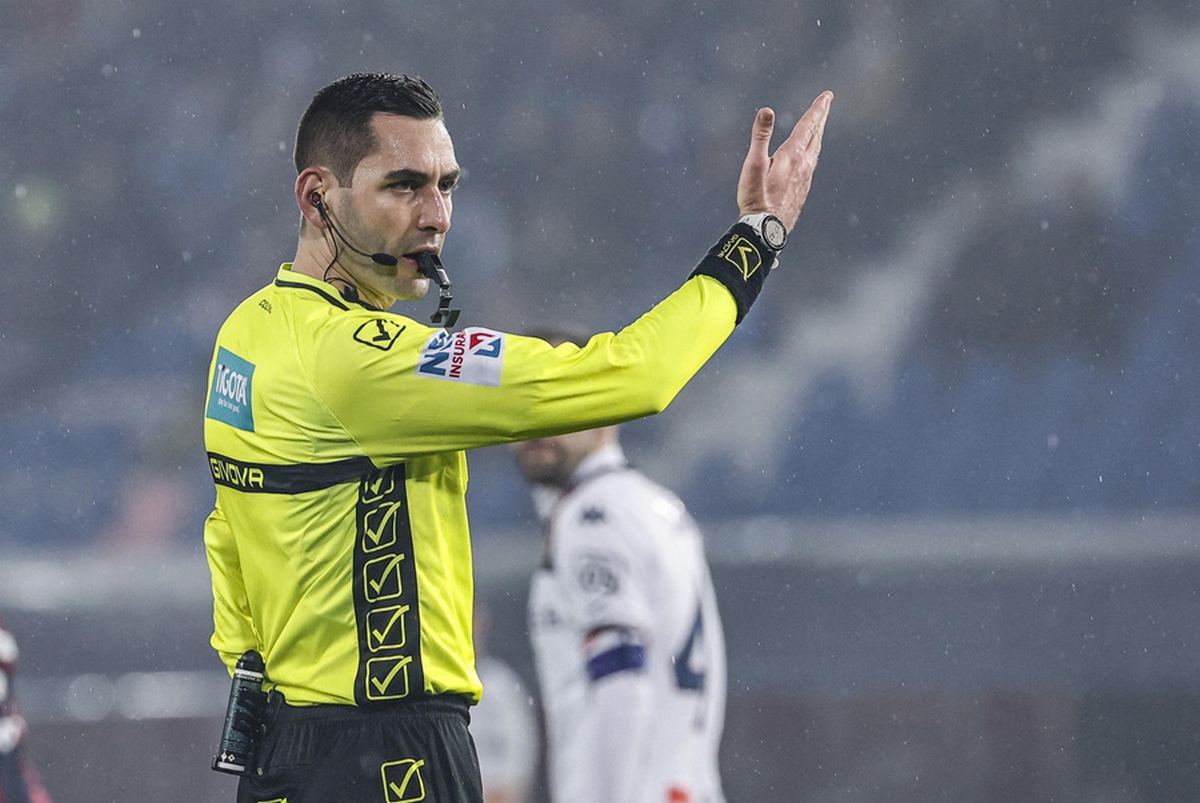 epa11059725 Referee Andrea Colombo gestures during the Italian Serie A soccer match Bologna FC vs Genoa CFC at Renato Dall'Ara stadium in Bologna, Italy, 05 January 2024.  EPA