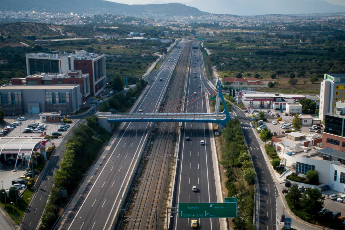 Τροχαίο στην Αττική Οδό: Νεκρός ο 23χρονος οδηγός μηχανής που συγκρούστηκε με φορτηγό