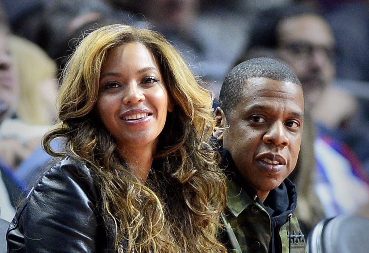 epa05765272 (FILE) - US singers Beyonce (L) and her husband Jay Z (R) sit courtside at the Brooklyn Nets at Los Angeles Clippers NBA  basketball game in Los Angeles, California, USA, 22 January 2015. Beyonce Knowles is pregnant with twins as she and her husband Jay Z confirmed via social media on 01 January 2017.  EPA