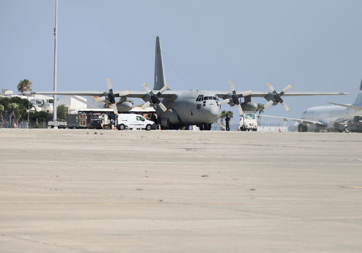 Στη Λάρνακα το C-130 με τους 22 Έλληνες και τους 38 Κύπριους από τη Βηρυτό