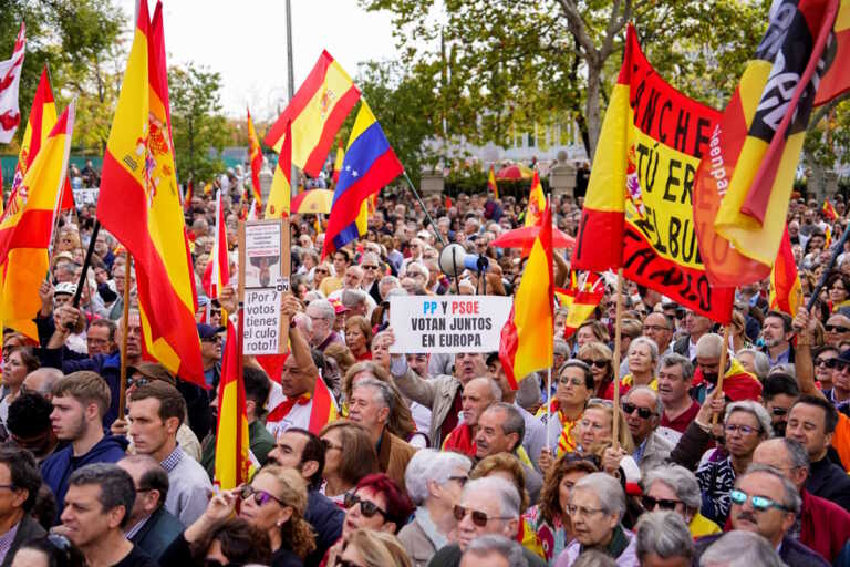 Χιλιάδες διαδηλωτές ζητούν την παραίτηση του πρωθυπουργού της Ισπανίας Πέδρο Σάντσεθ