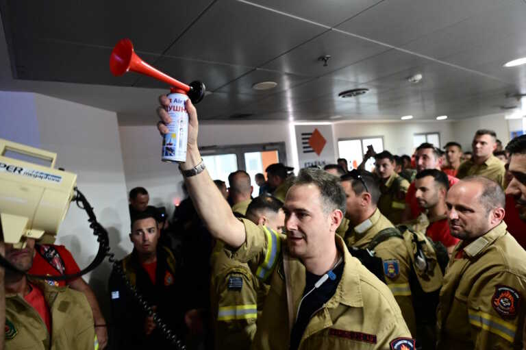 Οι εποχικοί πυροσβέστες έκαναν κατάληψη στο υπουργείο Κλιματικής Κρίσης: «Οι καταστροφές δεν είναι εποχικές»