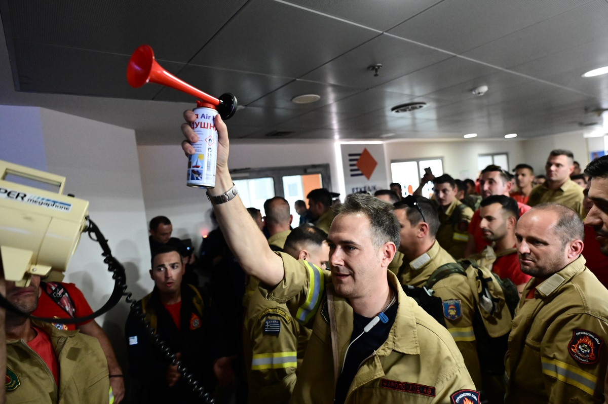 Είσοδος των διαμαρτυρομένων εποχικών πυροσβεστών στο υπουργείο Κλιματικής Κρίσης και Πολιτικής Προστασίας, Πέμπτη 31 Οκτωβρίου 2024  (ΜΙΧΑΛΗΣ ΚΑΡΑΓΙΑΝΝΗΣ