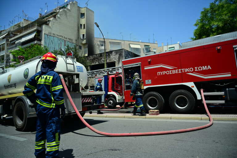 Έκρηξη σε διαμέρισμα πολυκατοικίας στους Αμπελόκηπους – Μία γυναίκα τραυματισμένη