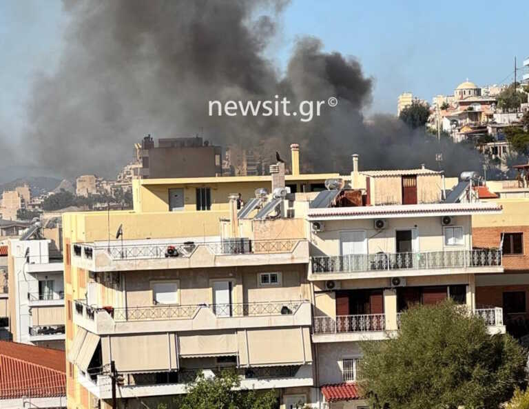 Φωτιά σε οικόπεδο στο Πέραμα Αττικής – Ακούστηκαν εκρήξεις