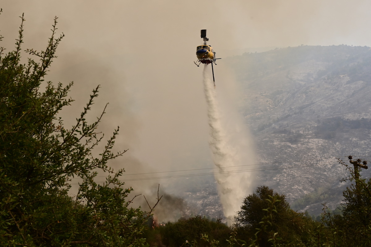 Κορινθία: Σε ύφεση η φωτιά στο Ξυλόκαστρο