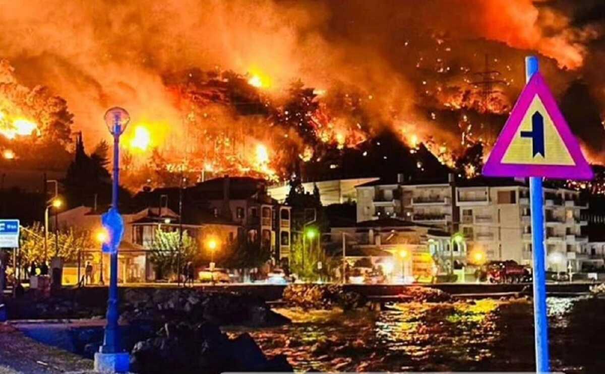 Φωτιά στην Κορινθία: Απόκοσμη εικόνα από τη Λυγιά, οι φλόγες κατακαίνε τα πάντα