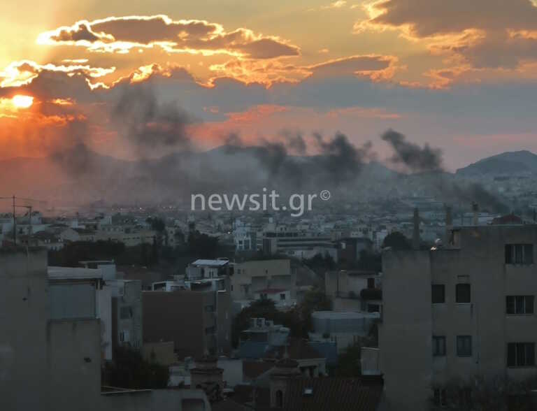 Φωτιά στον Ταύρο σε προαύλιο βιοτεχνίας: Στο σημείο 15 πυροσβέστες