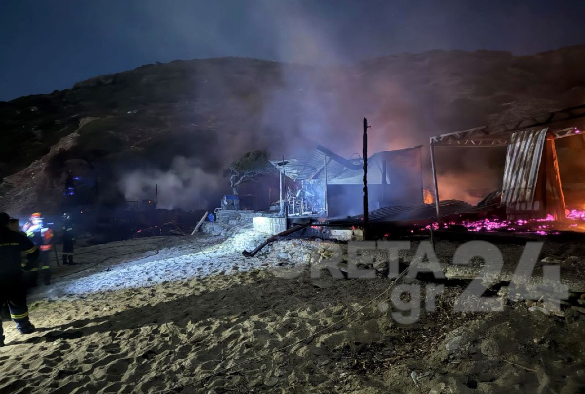 Φωτιά στο Ηράκλειο: Κάηκαν καλύβες παραθεριστών στην παραλία «Παναγιά»