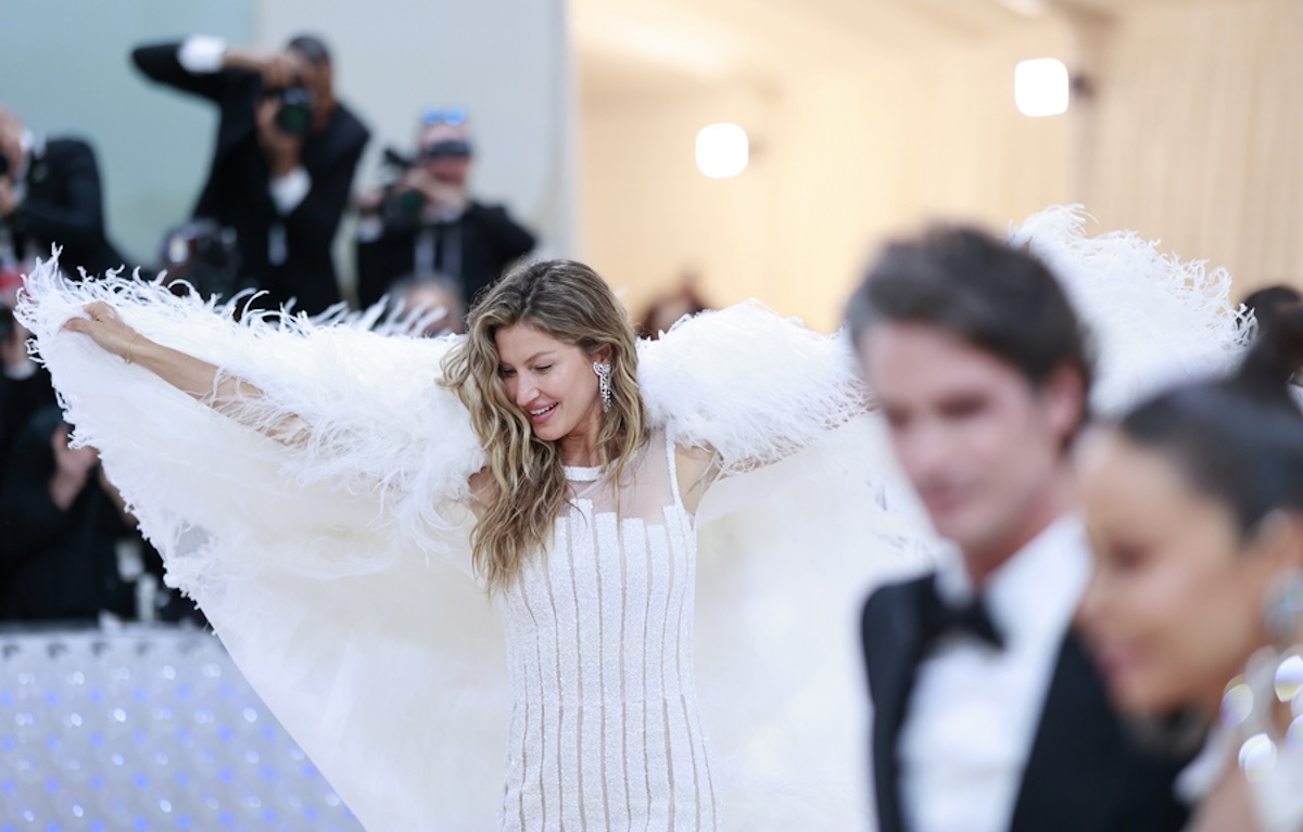 epa10603068 Giselle Bundchen arrives on the carpet for the 2023 Met Gala, the annual benefit for the Metropolitan Museum of Art's Costume Institute, in New York, New York, USA, 01 May 2023. The theme of this year's event is the Met Costume Institute's exhibition, 'Karl Lagerfeld: A Line of Beauty.'  EPA