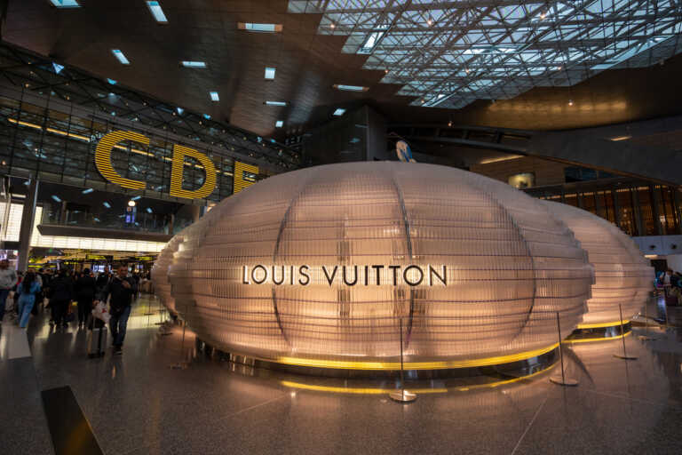 Louis Vuitton: «Βουτιά» στις μετοχές κατά 3,7% μετά τα απογοητευτικά αποτελέσματα τριμήνου