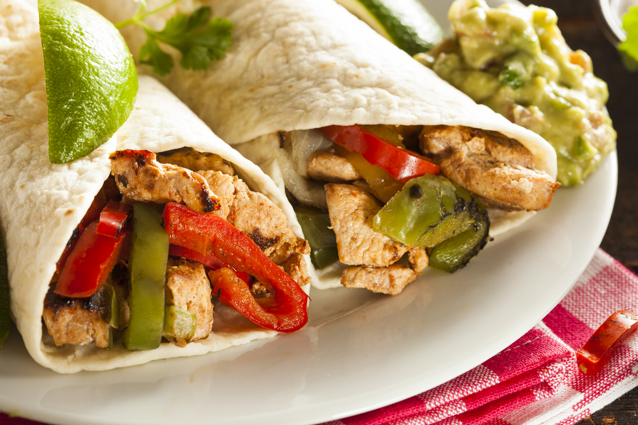 Chicken Fajitas: Το μεξικάνικο σουβλάκι κοτόπουλο και πώς θα το φτιάξετε