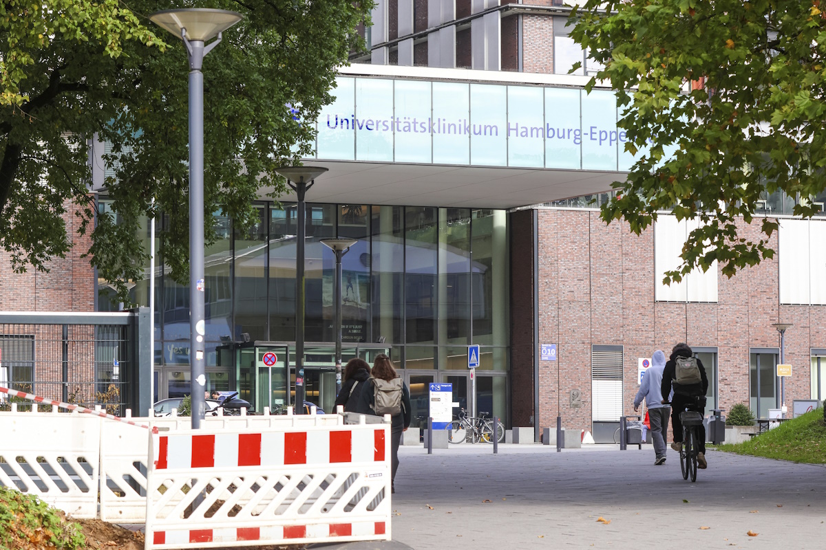 03 October 2024, Hamburg: View of an entrance area of the University Medical Center Hamburg-Eppendorf. The suspected Marburg virus in two people in Hamburg has not been confirmed. The two people brought to the University Medical Center Hamburg-Eppendorf on Wednesday tested negative for the virus, the social welfare authorities announced. Photo by: Bodo Marks