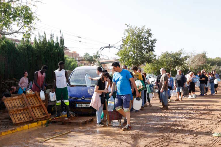 Στιγμές απελπισίας στη Βαλένθια: Αναζητούν τρόφιμα και νερό στα κατεστραμμένα σούπερ μάρκετ οι επιζήσαντες