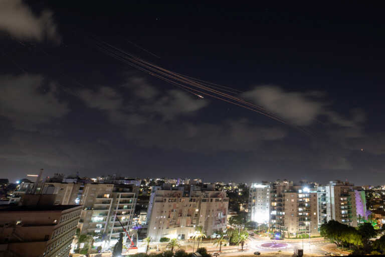 Η στιγμή που εκατοντάδες πύραυλοι του Ιράν χτυπούν το Τελ Αβίβ