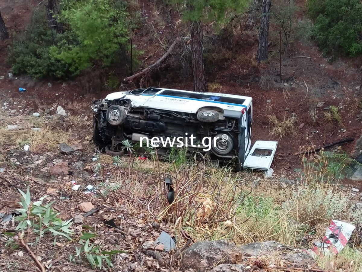 Καισαριανή: Ασθενοφόρο με 4 άτομα τούμπαρε σε χαράδρα