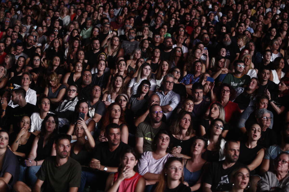 Καλλιμάρμαρο: Πλήθος κόσμου στη συναυλία μνήμης για τα θύματα του δυστυχήματος στα Τέμπη