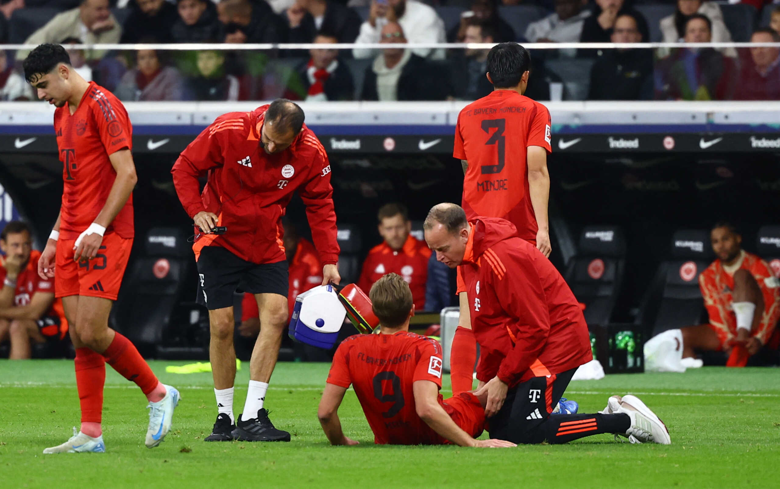 Soccer Football - Bundesliga - Eintracht Frankfurt v Bayern Munich - Deutsche Bank Park, Frankfurt, Germany - October 6, 2024  Bayern Munich's Harry Kane receives medical attention after sustaining an injury REUTERS