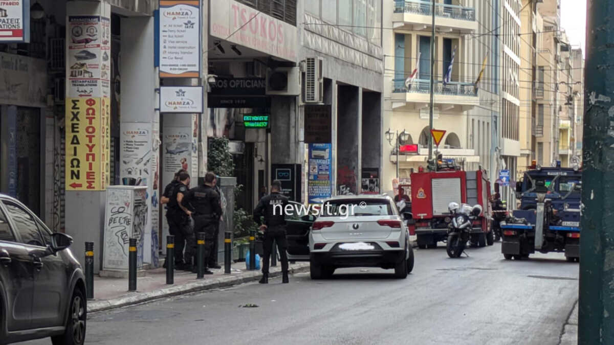 Ένα όπλο και ένα δέμα με εκρηκτικά σήμαναν συναγερμό στο κέντρο της Αθήνας – Κλειστή η οδός Σωκράτους