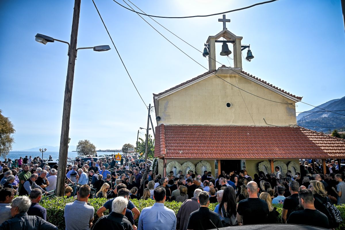 Φωτιά στο Ξυλόκαστρο: Σε κλίμα οδύνης οι κηδείες του 35χρονου και του 40χρονου