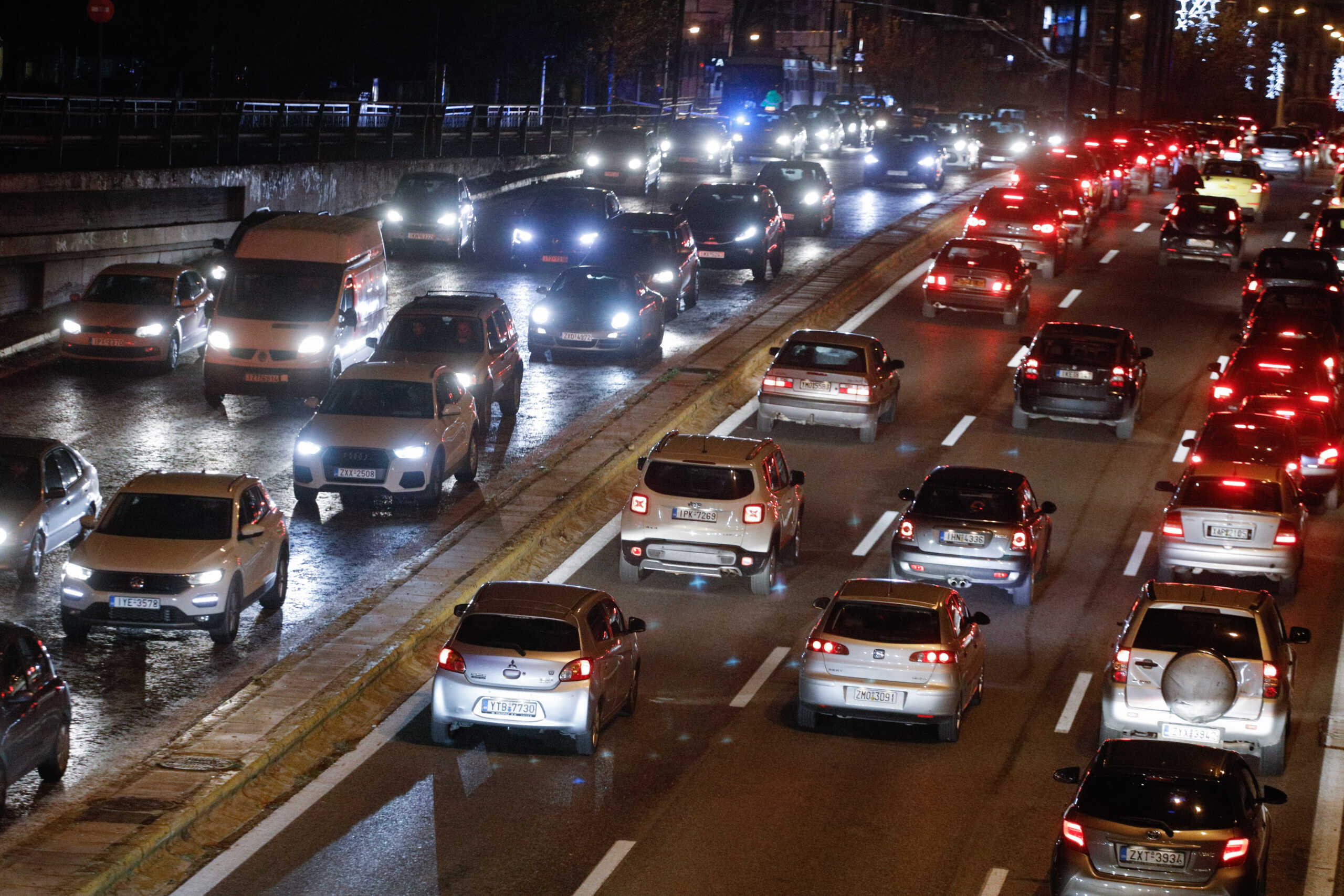 Σημειωτόν η επιστροφή των εκδρομέων της 28ης Οκτωβρίου: Μποτιλιάρισμα στη Λαμία, άνοιξαν τα διόδια – Χαμηλές ταχύτητες από Κόρινθο