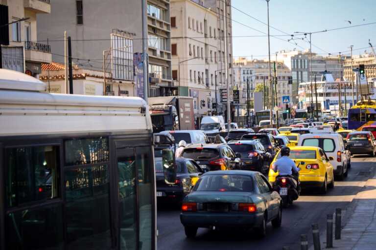 Διακοπή κυκλοφορίας από ανατροπή φορτηγού στην Περιφερειακή Αιγάλεω –  Συμφόρηση σε Κηφισό και Αττική Οδό  