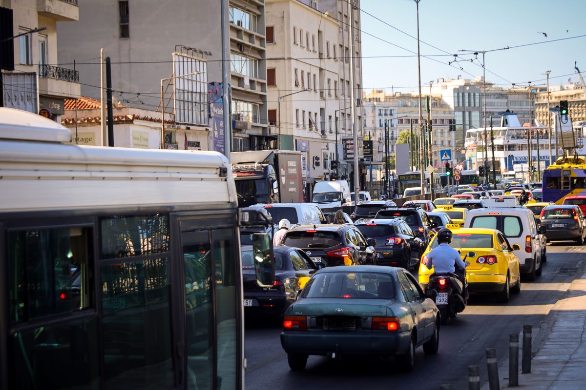 Κίνηση στους δρόμους: Διακοπή κυκλοφορίας από ανατροπή φορτηγού στην Περιφερειακή Αιγάλεω – Συμφόρηση σε Κηφισό και Αττική Οδό