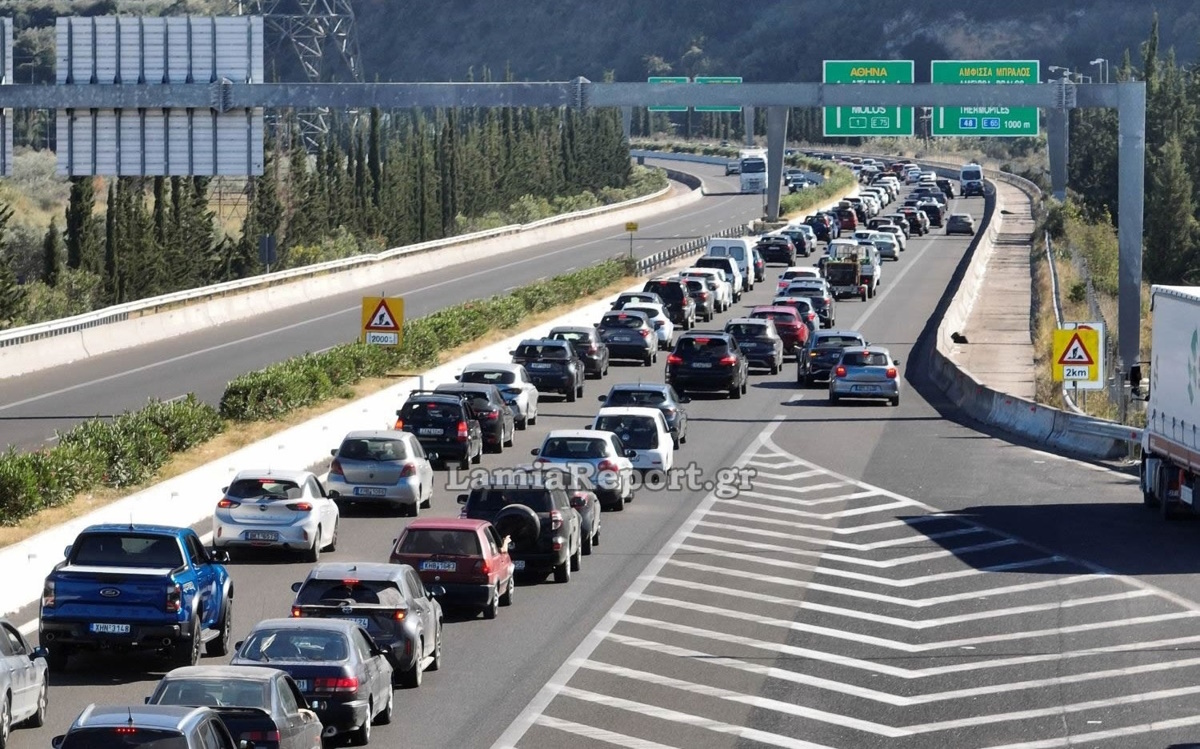 Ξεκίνησε η επιστροφή των εκδρομέων της 28ης Οκτωβρίου: Ουρές 10 χλμ έξω από τη Λαμία λόγω έργων