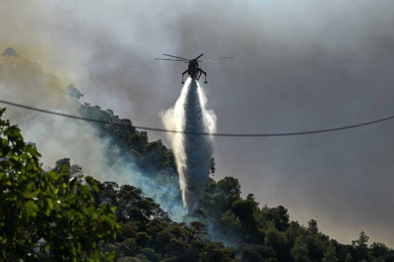 Καίει για 4η μέρα η φωτιά στην Κορινθία - Μάχη με αναζωπυρώσεις και διάσπαρτες εστίες - Κλειστά και σήμερα τα σχολεία