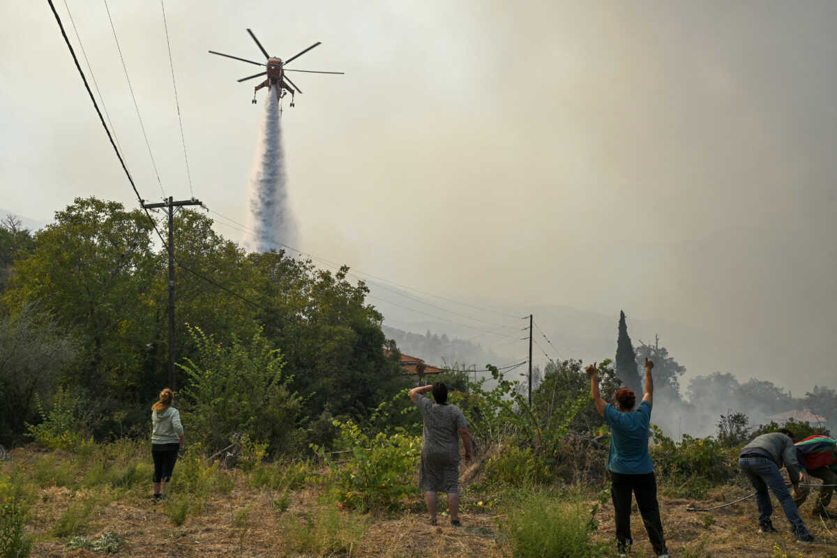 Φωτιά στην Κορινθία: Καίει για τρίτη μέρα, κλειστή η εθνική οδός, πάνω από 35 χλμ το μέτωπο