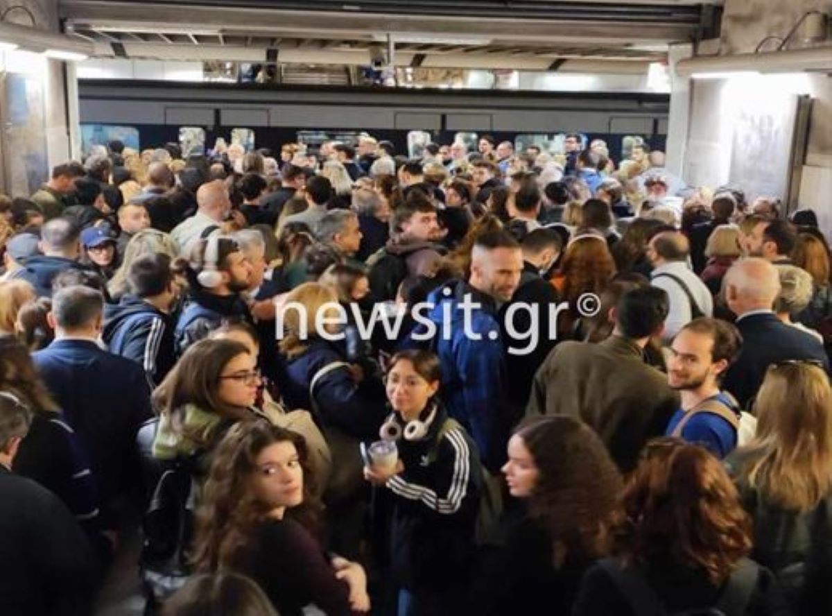 Σκηνές απείρου κάλλους στο Μετρό – Εικόνες συνωστισμού στο Σύνταγμα, σταμάτησαν οι σκάλες