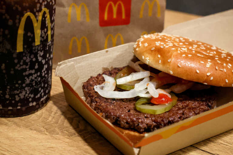 Τα κρεμμύδια σε μπέργκερ των McDonald's ένοχα για τον θάνατο ηλικιωμένου και τη δηλητηρίαση 90 ατόμων λέει το CDC