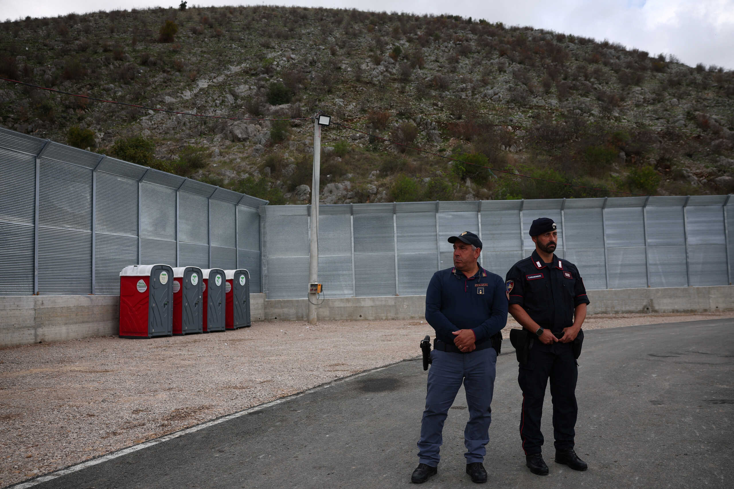 Φιάσκο τα κλειστά κέντρα κράτησης προσφύγων της Μελόνι στην Αλβανία