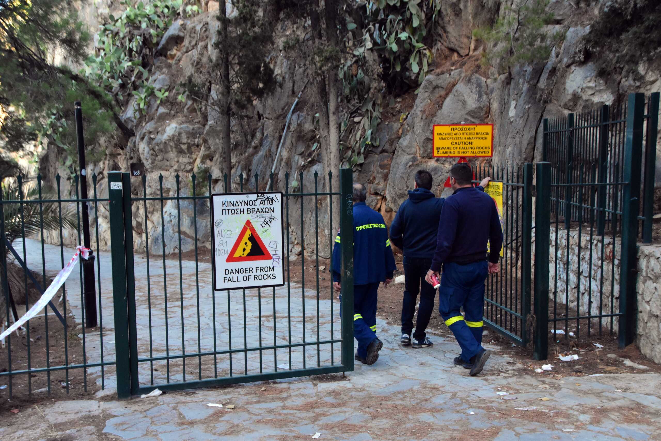 ΝΑΥΠΛΙΟ - Χωρίς αισθήσεις εντοπίστηκε το πρωί της Τρίτης 29 Οκτωβρίου νεαρός άνδρας στον πεζόδρομο της Αρβανιτιάς. Ο άτυχος νέος βρέθηκε από περιπατητές νωρίς το πρωί οι οποίοι ειδοποίησαν το ΕΚΑΒ και την Αστυνομία.
Έρευνα για τις συνθήκες κάτω από τις οποίες έχασε τη ζωή του ο νεαρός, διεξάγει η Αστυνομία Ναυπλίου. (Βασίλης Παπαδόπουλος