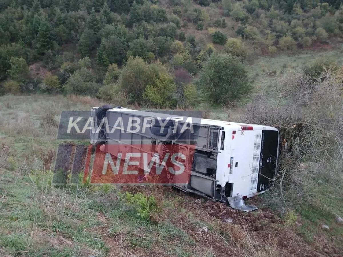 Ανατροπή λεωφορείου που μετέφερε μαθητές στα Καλάβρυτα – Δεν υπάρχουν τραυματίες