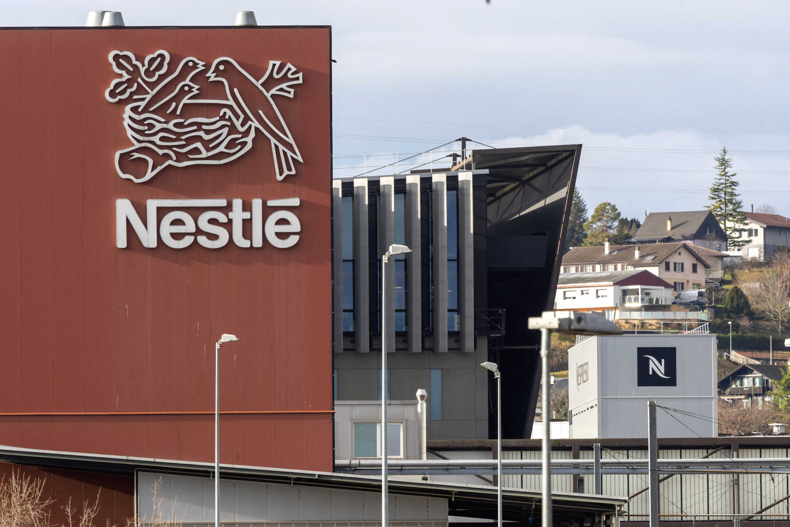 Nestle: Μείωσε τις προβλέψεις για πωλήσεις για όλο το 2024