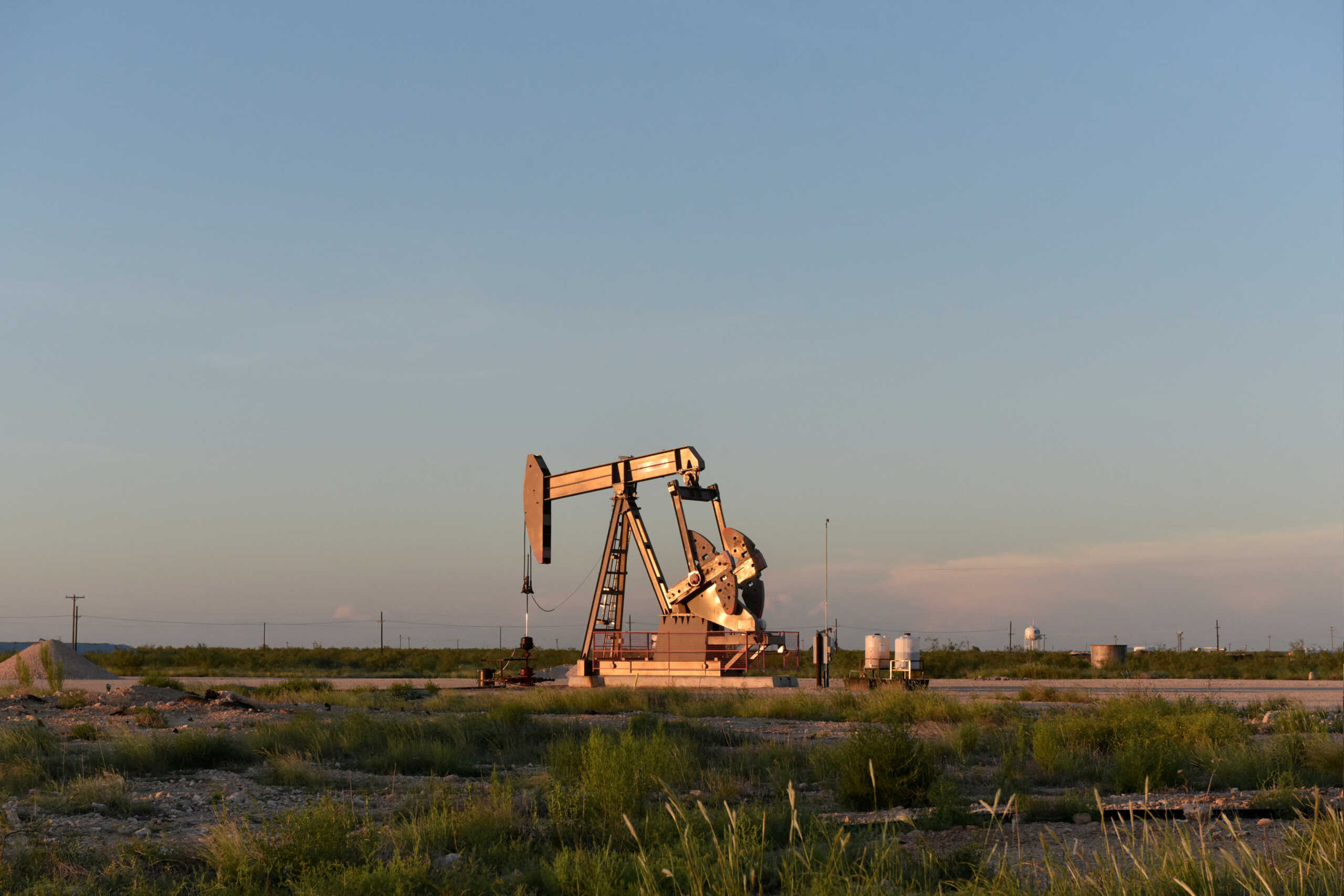 FILE PHOTO: A pump jack operates in an oil field in Midland, Texas U.S. August 22, 2018. Picture taken August 22, 2018. REUTERS