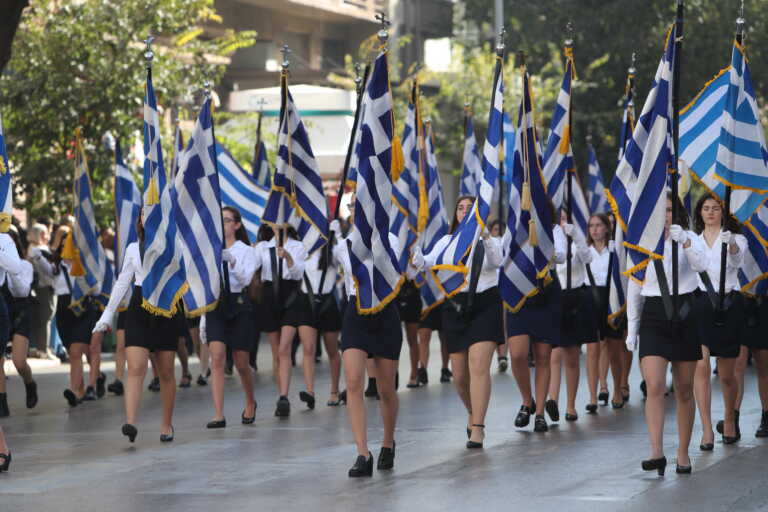 Με κοντομάνικα η μέρα της μεγάλης παρέλασης και της επιστροφής των εκδρομέων της 28ης Οκτωβρίου